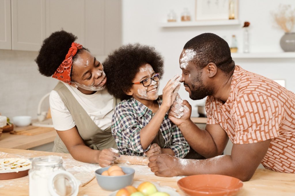 imagem familia cozinhando